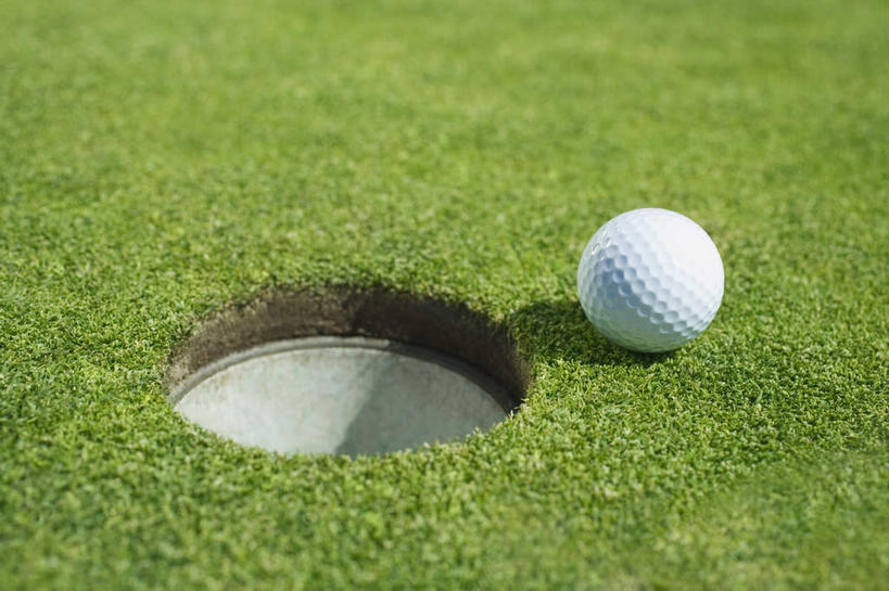 无人,体育馆,运动场,横图,俯视,室外,特写,白天,锻炼,运动,草地,草坪,植物,阴影,光线,高尔夫,高尔夫球,球洞,影子,球场,体育场,高尔夫球场,草,一个,绿色,阳光,田径场,单个,高尔夫球洞,高尔夫球杆,绿茵场,高尔夫运动,高尔夫球具,运动馆,体育,彩图,高角度拍摄,健身