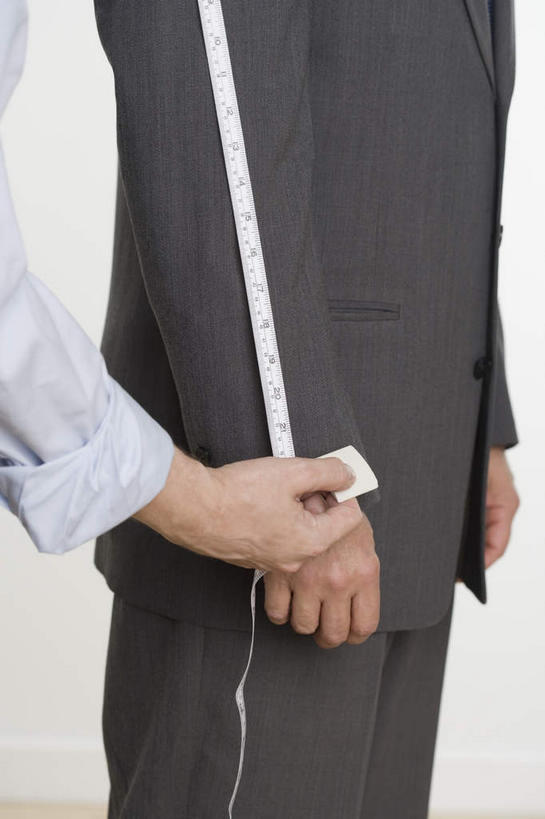 西方人,两个人,商务人士,裁缝,商务男性,站,竖图,室内,白天,白色背景,侧面,衬衫,欧洲,欧洲人,握,套装,测量,皮尺,刻度,拿,拿着,尺,站着,握着,摄影,影棚,测量工具,尺子,腰围尺,商务装,工薪阶层,量具,量仪,塑料卷尺,服装尺,裁缝尺,男人,男性,中年男性,白种人,白领,裁缝师,上班族,站立,半身,彩图,影棚拍摄,衬衣,拍摄