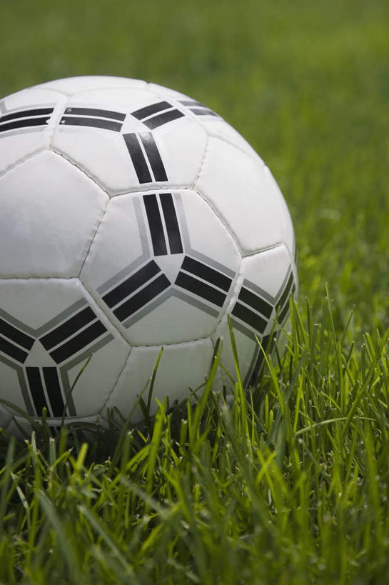 无人,竖图,俯视,室外,特写,白天,足球,草地,草坪,植物,足球装备,运动器械,草,一个,绿色,白色,黑色,健身器械,单个,健身器材,蹴鞠,足球运动,彩图,高角度拍摄,运动器材