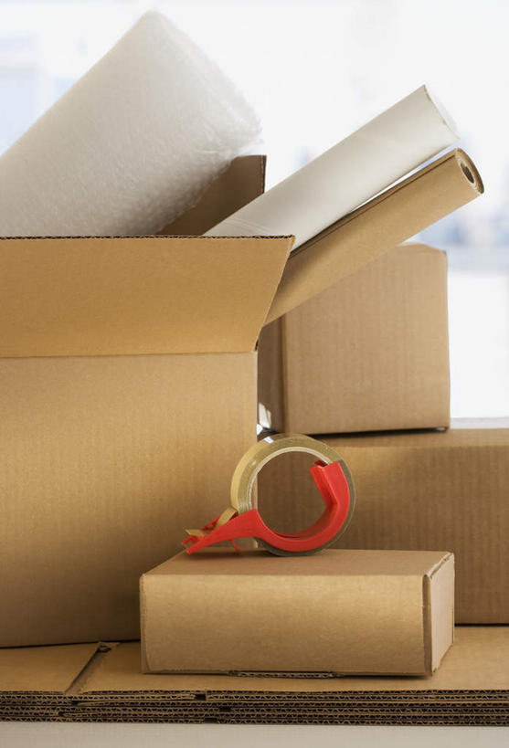 无人,竖图,俯视,室内,特写,白天,白色背景,静物,阴影,反射,包装,影子,纸箱,办公用品,文具,容器,箱子,摄影,影棚,办公设备,文具用品,纸板箱,胶布,透明胶,包装箱,文化工具,封箱器,胶带座,黏胶,粘胶器,彩图,高角度拍摄,影棚拍摄,拍摄