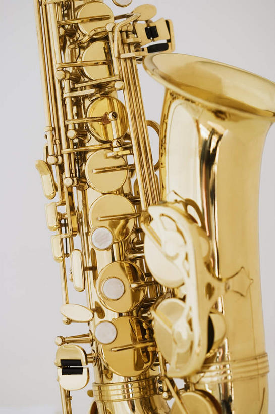 无人,竖图,室内,特写,白天,正面,静物,金属制品,阴影,灰色背景,艺术,反射,金属,影子,管乐器,乐器,萨克斯,铜管乐器,音乐,金色,摄影,影棚,萨克斯风,萨克斯管,彩图,影棚拍摄,拍摄