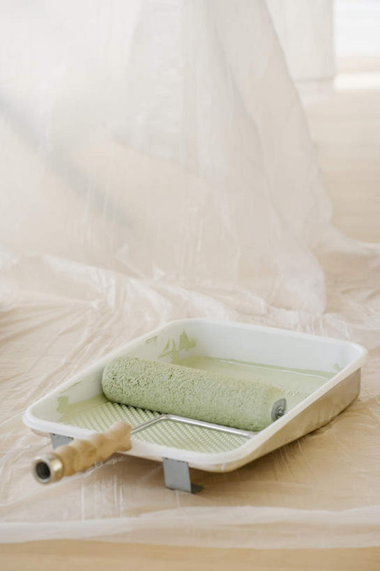 无人,竖图,俯视,室内,特写,白天,地板,装修,静物,阴影,反射,布,影子,地面,装潢,木地板,粉刷,刷子,油漆,滚筒刷,布匹,涂料,防水,滚刷,防潮,油布,彩图,高角度拍摄,滚筒