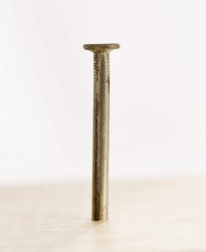 无人,竖图,俯视,室内,特写,白天,静物,阴影,朦胧,模糊,反射,钉子,影子,一个,单个,五金,紧固,牢固,彩图,高角度拍摄,稳固