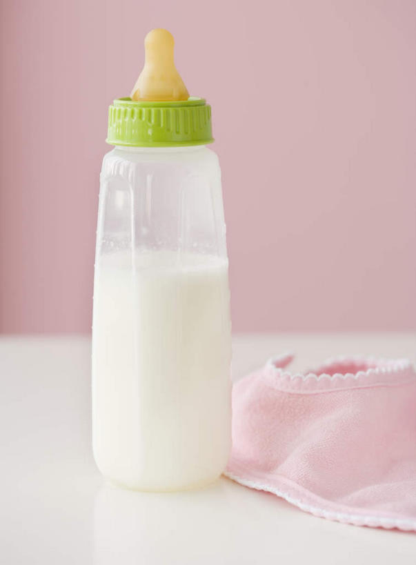 牛奶,无人,竖图,室内,特写,白天,正面,阴影,朦胧,模糊,反射,奶瓶,影子,墙,饮品,营养,墙壁,墙面,饮料,粉色,瓶子,容器,奶嘴,婴儿用品,储藏,乳制品,奶,牛乳,储存,安神,彩图,贮存