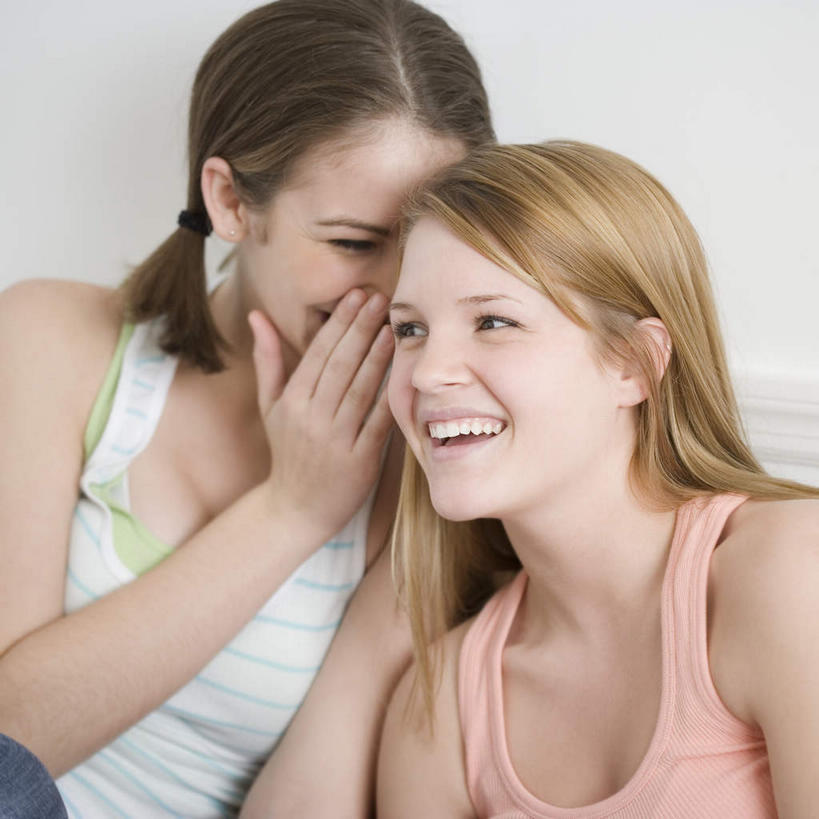 西方人,两个人,伙伴,朋友,坐,笑,说,微笑,露齿笑,方图,室内,白天,正面,讨论,友谊,欧洲,欧洲人,服装,背心,墙,注视,墙壁,墙面,衣服,白色,观察,看,服饰,观看,察看,衣着,穿着,关注,私语,密语,耳语,衣饰,交流,友情,年轻女性,女人,女性,白种人,沟通,讲话,交谈,商讨,说话,谈话,坐着,半身,彩图