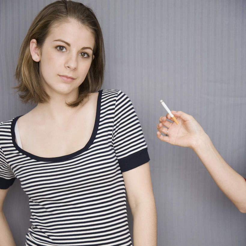 西方人,两个人,伙伴,朋友,站,方图,室内,白天,正面,友谊,香烟,欧洲,欧洲人,灰色背景,服装,休闲装,一个,衣服,站着,休闲,休闲服,烟,摄影,服饰,影棚,单个,藐视,轻蔑,轻视,友情,年轻女性,女人,女性,白种人,卷烟,烟草,纸烟,站立,半身,彩图,影棚拍摄,拍摄