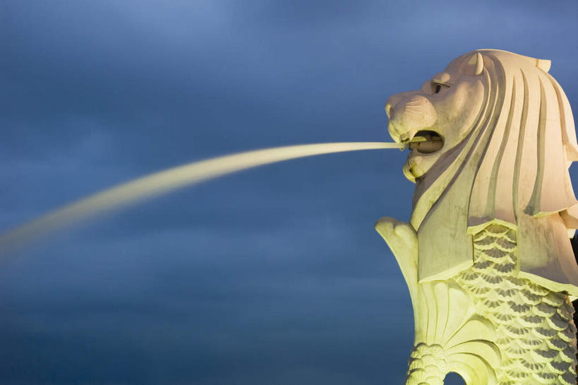 无人,横图,室外,夜晚,仰视,旅游,度假,标志建筑,地标,建筑,喷泉,哺乳动物,野生动物,狮子,雕塑,新加坡,亚洲,阴影,艺术,装饰,光线,雕刻,雕像,影子,景观,云,云朵,首都,云彩,注视,文化,娱乐,建设,蓝色,白云,蓝天,天空,阳光,动物,工艺品,天,观察,看,品味,享受,休闲,旅游胜地,放松,东南亚,晴朗,观看,纪念,美术,察看,关注,主题,水景,凶猛,陈列,鱼尾狮,鱼尾狮公园,功能,美学,美观,新加坡共和国,狮头鱼尾像,残暴,凶残,设计,晴空,半身,彩图,低角度拍摄