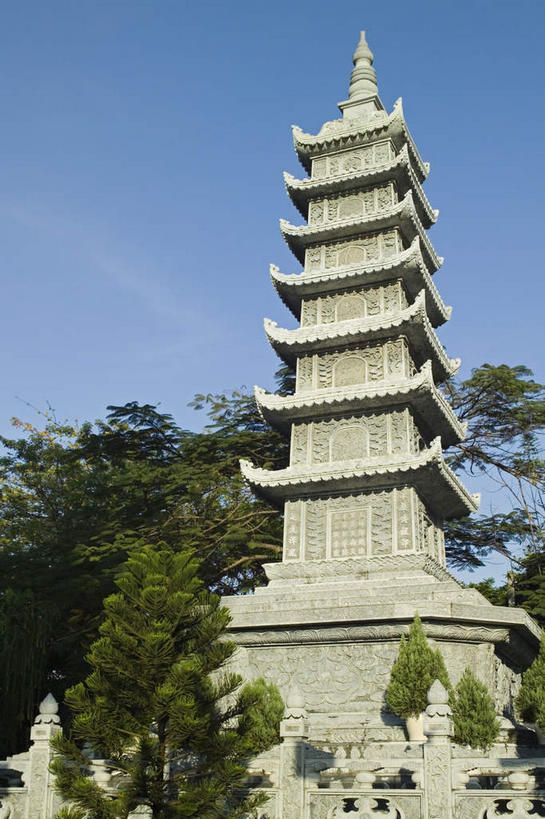无人,寺庙,竖图,室外,白天,仰视,旅游,度假,植物,标志建筑,地标,建筑,越南,亚洲,阴影,光线,影子,云,云朵,塔,云彩,娱乐,建设,宝塔,树,树木,蓝色,绿色,白云,蓝天,天空,阳光,自然,庙宇,天,享受,休闲,旅游胜地,放松,东南亚,生长,晴朗,成长,越南社会主义共和国,胡志明市,胡志明,浮图,浮屠,晴空,彩图,低角度拍摄,庙,寺