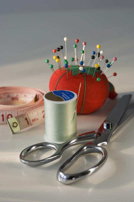 无人,竖图,俯视,室内,特写,白天,生活用品,静物,修剪,阴影,反射,测量,标志,工具,剪刀,皮尺,数字,文字,影子,字符,刻度,办公用品,标识,文具,尺,学习用品,日用品,摄影,阿拉伯数字,影棚,测量工具,裁剪,文具用品,尺子,剪子,剪裁,切割,腰围尺,线轴,量具,量仪,塑料卷尺,服装尺,裁缝尺,彩图,高角度拍摄,影棚拍摄,拍摄,大头针