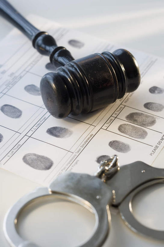 无人,竖图,俯视,室内,特写,白天,白色背景,静物,手铐,一排,关闭,阴影,整齐,并列,并排,反射,木制,工具,影子,排列,一个,木制品,拍卖槌,拍卖锤,摄影,影棚,单个,禁止,手印,捕捉,逮捕,拘捕,束缚,队列,限制,指纹,平行,捕获,契约,法槌,警具,警械,押解,缉捕,搜捕,捉拿,拘留,拘系,拘押,拘禁,禁制,约定,刑侦,辨别,法锤,彩图,高角度拍摄,影棚拍摄,拍摄