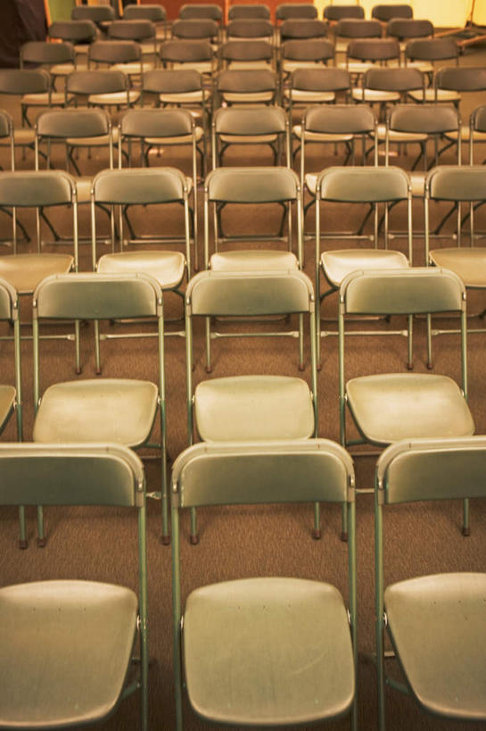 无人,竖图,俯视,室内,白天,静物,椅子,一排,许多,整齐,并列,并排,很多,座椅,排列,队列,平行,折叠椅,彩图,高角度拍摄