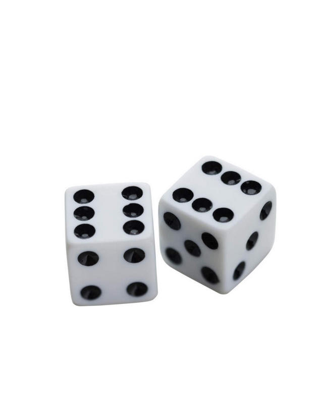 无人,竖图,俯视,室内,特写,白天,白色背景,游戏,赌博,贪欲,竞争,静物,玩具,骰子,两颗,玩,娱乐,刺激,休闲,摄影,影棚,活动,发泄,消遣,智力,赌具,色子,投机,侥幸,欲望,投子,宣泄,玩耍,嬉戏,彩图,高角度拍摄,影棚拍摄,拍摄,胜负,输赢