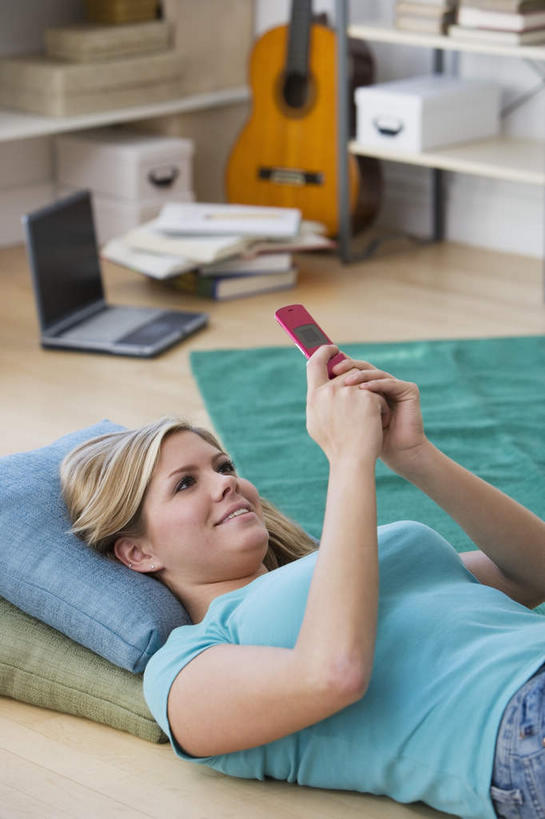 西方人,一个人,宿舍,躺,笑,打电话,微笑,露齿笑,竖图,俯视,室内,白天,电脑,笔记本电脑,靠垫,电话,手机,书籍,欧洲,欧洲人,仅一个年轻女性,仅一个女性,仅一个人,一排,握,服装,整齐,网络,吉他,靠枕,乐器,弦乐器,拿,置物架,拿着,注视,休闲装,通讯设备,架子,排列,衣服,垫子,枕头,观察,看,休闲,休闲服,握着,服饰,观看,堆,察看,无线,队列,关注,弹拨弦鸣乐器,通信设备,无线网络,陈列架,无线上网,便携式电脑,搁架,卧着,交流,手提电脑,年轻女性,女人,女性,白种人,书,图书,沟通,躺着,通话,卧,半身,彩图,高角度拍摄,学生宿舍,弹拨弦乐器,舍堂