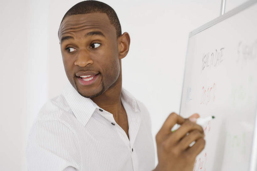 西方人,一个人,商务人士,商务男性,站,横图,室内,白天,正面,衬衫,欧洲,非洲,黑人,欧洲人,仅一个男性,仅一个人,仅一个中年男性,握,套装,服装,笔,办公用品,拿,拿着,扭头,注视,休闲装,文具,衣服,白板,记号笔,学习用品,观察,看,站着,转头,休闲,休闲服,握着,服饰,观看,马克笔,麦克笔,文具用品,察看,书写,关注,商务装,记录板,工薪阶层,记事板,男人,男性,中年男性,非洲人,白领,上班族,站立,半身,彩图,衬衣