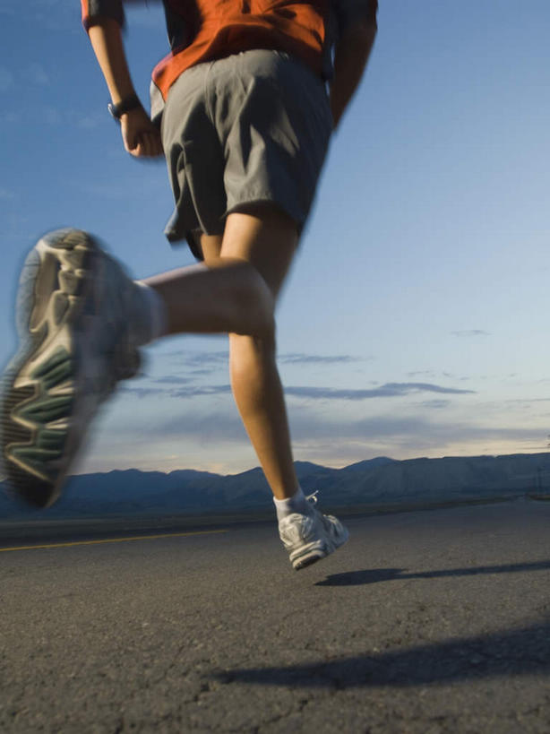 西方人,一个人,跑,竖图,室外,白天,仰视,运动服,运动鞋,锻炼,运动,山,山脉,鞋子,欧洲,欧洲人,仅一个男性,仅一个人,阴影,服装,朦胧,模糊,时间,光线,时钟,手表,影子,山峰,山峦,计时,仅一个年轻男性,衣服,蓝色,蓝天,天空,阳光,钟表,群山,天,表,服饰,晴朗,休闲鞋,腕表,衣着,穿着,万里无云,衣饰,体育,男人,男性,年轻男性,白种人,钟,晴空,晴空万里,跑步,半身,彩图,低角度拍摄,健身,运动装