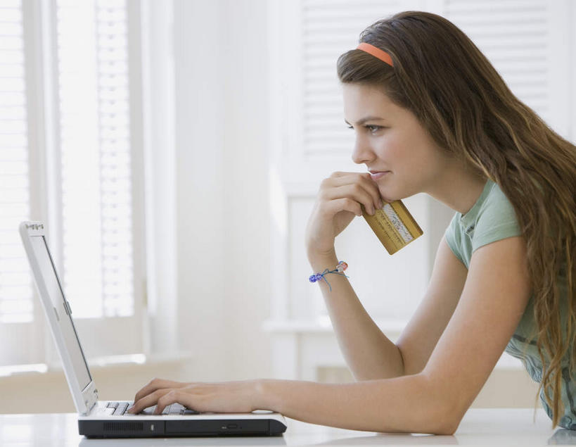 西方人,一个人,坐,笑,微笑,横图,室内,白天,侧面,电脑,笔记本电脑,窗户,桌子,欧洲,欧洲人,仅一个年轻女性,仅一个女性,仅一个人,撑,敲打,握,服装,装饰,网络,头饰,墙,拿,拿着,托腮,注视,休闲装,输入,通讯设备,书桌,玻璃窗,墙壁,墙面,装饰品,衣服,白色,发箍,发饰,课桌,饰品,手链,首饰,打字,观察,看,托,休闲,休闲服,握着,服饰,手镯,头箍,观看,点击,华丽,修饰,敲击,点缀,察看,无线,关注,托下巴,通信设备,无线网络,镯子,发卡,无线上网,便携式电脑,配饰,衬托,美观,雅致,雅观,按键,手提电脑,年轻女性,女人,女性,白种人,坐着,半身,彩图