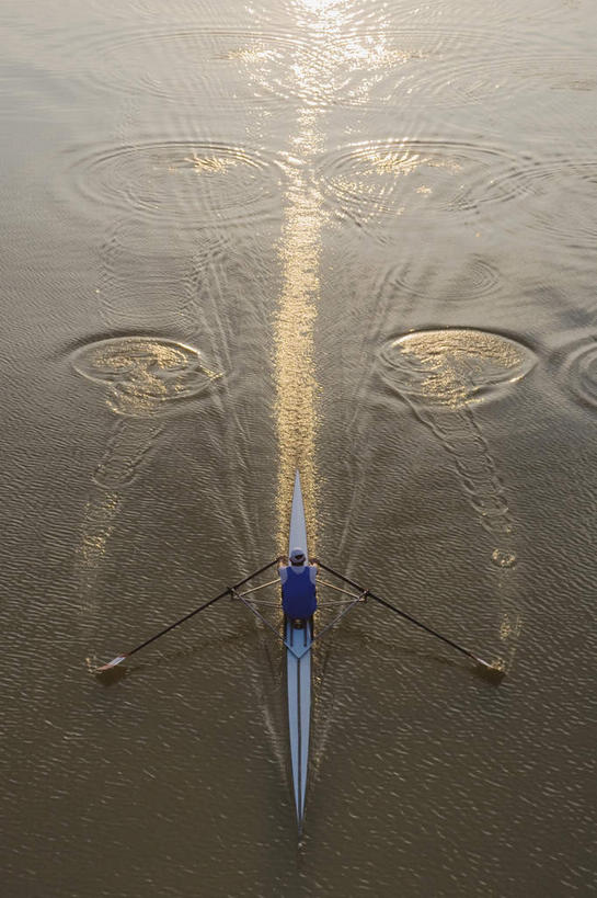 皮划艇,西方人,一个人,坐,竖图,俯视,室外,白天,运动服,湖,湖泊,水,船,欧洲,欧洲人,仅一个男性,仅一个人,阴影,波纹,飞溅,服装,溅,光线,滑雪,船桨,液体,影子,湖面,水滴,水流,水面,涟漪,注视,水珠,仅一个年轻男性,衣服,水纹,阳光,船尾波,交通工具,波浪,湖水,观察,看,服饰,观看,波光粼粼,察看,衣着,穿着,关注,喷洒,载具,水晕,衣饰,男人,男性,年轻男性,白种人,坐着,彩图,高角度拍摄,全身,运动装