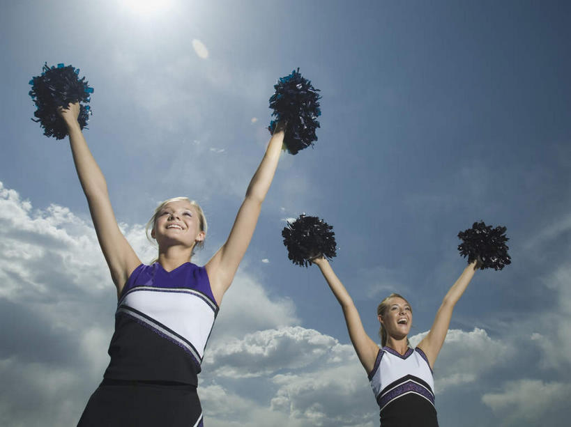 西方人,两个人,伙伴,朋友,站,举,笑,微笑,露齿笑,横图,室外,白天,仰视,裙子,友谊,欧洲,欧洲人,握,阴影,连衣裙,光线,影子,云,云朵,云彩,注视,蓝色,白云,蓝天,天空,阳光,天,观察,看,托,站着,握着,晴朗,观看,察看,关注,拉拉花,拉拉球,啦啦花,啦啦球,友情,年轻女性,女人,女性,白种人,晴空,举起,举手,举着,向上举,向上伸,向上托,站立,半身,彩图,低角度拍摄