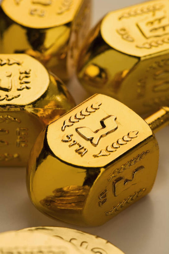 无人,竖图,俯视,室内,特写,白天,爱情,奢侈,游戏,静物,珠宝,节日,庆祝,金属,玩,文化,娱乐,黄金,陀螺,祈祷,四个,庆典,休闲,健康,益智,许愿,摄影,宗教,信仰,影棚,活动,纪念,昂贵,祈求,贵重,发泄,消遣,智力,坚定,信念,犹太教,光明节,宣泄,陀罗,干乐,冰尜,打老牛,独乐,贵金属,约定,宝贵,挑筋教,平安,玩耍,嬉戏,彩图,高角度拍摄,影棚拍摄,拍摄,金子