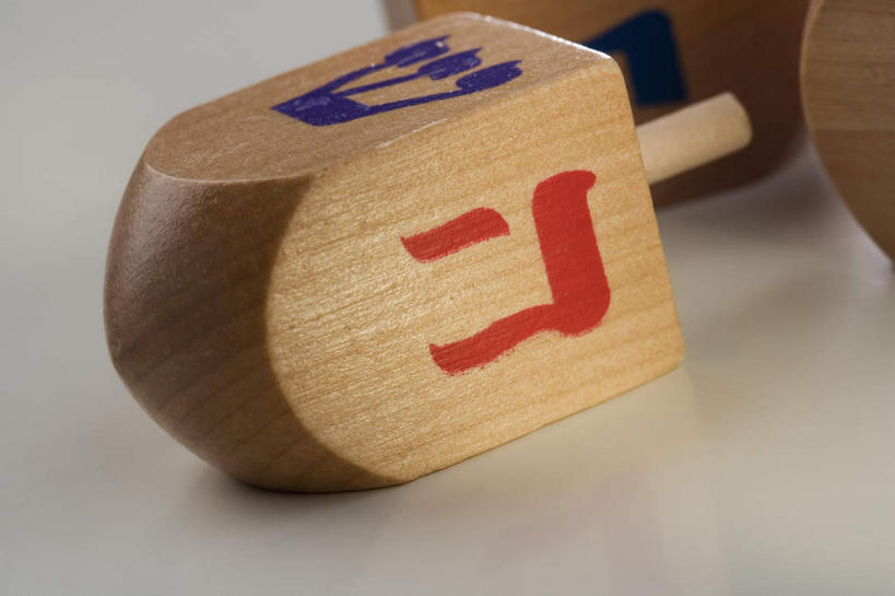 无人,横图,室内,特写,白天,白色背景,正面,游戏,静物,节日,庆祝,木制,玩,文化,娱乐,三个,木制品,陀螺,祈祷,庆典,休闲,健康,益智,许愿,摄影,宗教,信仰,影棚,活动,纪念,祈求,发泄,消遣,智力,犹太教,光明节,宣泄,陀罗,干乐,冰尜,打老牛,独乐,挑筋教,平安,玩耍,嬉戏,彩图,影棚拍摄,拍摄