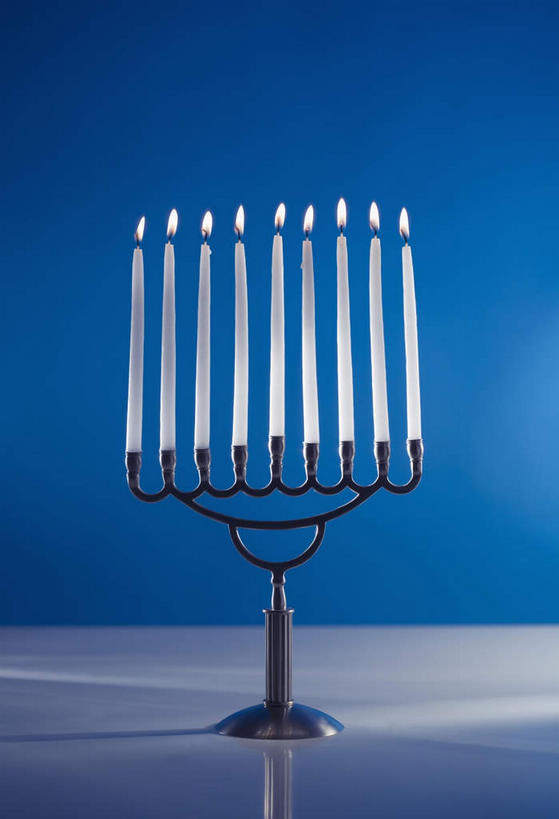 无人,竖图,室内,特写,白天,正面,桌面,桌子,静物,蜡烛,一排,阴影,蓝色背景,节日,整齐,光线,木制,火焰,影子,烛光,烛台,燃烧,文化,排列,木制品,点燃,祈祷,健康,许愿,摄影,宗教,信仰,影棚,纪念,祈求,队列,犹太教,犹太教九灯烛台,再献圣殿节灯台,挑筋教,平安,彩图,影棚拍摄,拍摄,太教灯台