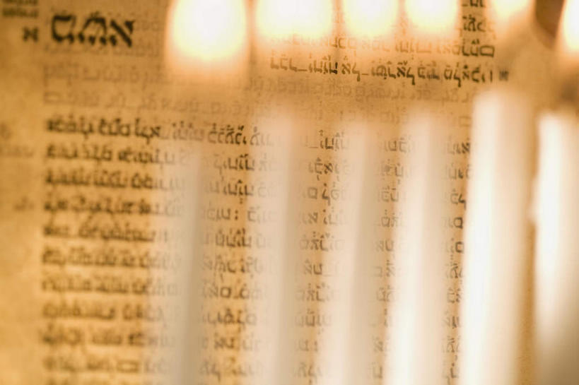 无人,横图,室内,特写,白天,正面,静物,蜡烛,书籍,一排,阴影,节日,朦胧,模糊,整齐,光线,火焰,影子,烛光,烛台,燃烧,文化,排列,点燃,祈祷,健康,许愿,摄影,宗教,信仰,影棚,纪念,祈求,队列,经书,犹太教,经籍,犹太教灯台,犹太教九灯烛台,再献圣殿节灯台,挑筋教,平安,书,图书,彩图,影棚拍摄,拍摄