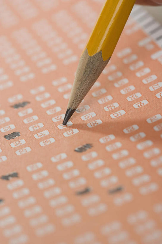 西方人,手,一个人,竖图,俯视,室内,特写,白天,游戏,赌博,贪欲,竞争,欧洲,欧洲人,仅一个年轻女性,仅一个女性,仅一个人,握,笔,办公用品,拿,玩,拿着,娱乐,刺激,文具,铅笔,学习用品,休闲,手部,握着,活动,单手,文具用品,书写,发泄,消遣,智力,彩票,博彩,奖券,投机,侥幸,欲望,宣泄,年轻女性,女人,女性,白种人,玩耍,嬉戏,半身,彩图,高角度拍摄,博彩业,乐透,乐透彩,胜负,输赢