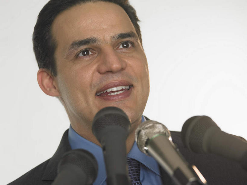 西方人,脸,头,脸颊,一个人,站,横图,室内,白天,白色背景,正面,衬衫,西装,欧洲,欧洲人,仅一个男性,仅一个人,套装,正装,领带,注视,职业装,肩膀,仅一个年轻男性,话筒,观察,看,演讲,站着,媒体,摄影,影棚,报告,观看,司仪,察看,麦克风,象征,演说,庄重,关注,扩音器,广播,身份,宣传,主持人,传声器,主持,正式,地位,微音器,节目主持人,鼓动,讲演,男人,男性,年轻男性,白种人,头部,脸部,脸蛋,面部,站立,半身,彩图,影棚拍摄,衬衣,拍摄