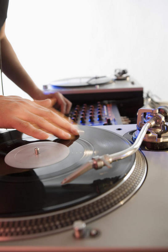 西方人,一个人,站,竖图,室内,特写,夜晚,正面,聚会,奢侈,陶醉,夜生活,快乐,数据,欧洲,欧洲人,仅一个男性,仅一个人,信息,唱片,音乐,音乐播放器,旋转,娱乐,存储介质,加工,仅一个年轻男性,站着,享受,休闲,放松,放大,夜店,碟片,修饰,存储,混合,家用电器,播音,广播,调音台,迪厅,夜总会,分配,黑胶唱片,扭转,留声机,调音控制台,唱片机,男人,男性,年轻男性,白种人,站立,半身,彩图,播放器,沉醉