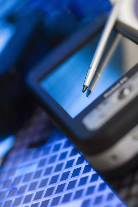 无人,打电话,竖图,俯视,室内,特写,白天,静物,电话,手机,朦胧,模糊,笔,手写笔,通讯设备,摄影,影棚,触控笔,触摸笔,触屏笔,电容屏笔,电容屏手写笔,交流,沟通,通话,彩图,高角度拍摄,影棚拍摄,拍摄