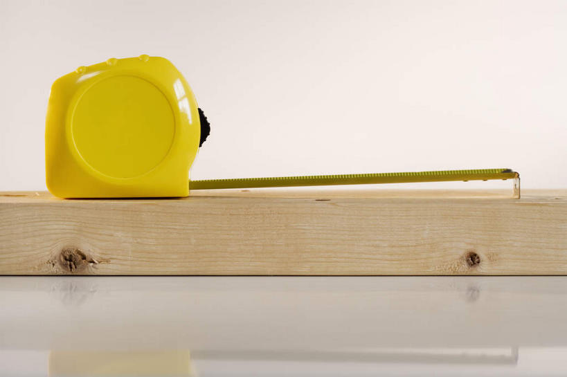 无人,横图,室内,特写,白天,白色背景,正面,装修,桌面,桌子,建筑,静物,阴影,反射,测量,木制,木板,影子,刻度,文化,一个,黄色,尺,卷尺,木制品,祈祷,许愿,摄影,宗教,信仰,影棚,单个,钢尺,测量工具,祈求,吉祥,尺子,风水,角尺,阴阳,鲁班尺,量具,量仪,钢卷尺,文公尺,门公尺,门尺,丁兰尺,门光尺,吉凶,吉利,晦气,不祥,倒霉,霉运,恶兆,凶险,平安,彩图,影棚拍摄,拍摄