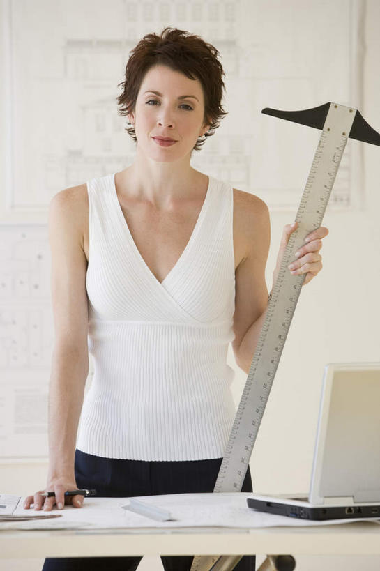 西方人,一个人,商务人士,商务女性,办公室,站,竖图,室内,白天,正面,电脑,笔记本电脑,家具,桌子,欧洲,欧洲人,仅一个女性,仅一个人,握,套装,网络,测量,图纸,刻度,办公桌,墙,设计图,拿,拿着,注视,通讯设备,墙壁,墙面,尺,观察,看,站着,仅一个中年女性,握着,观看,测量工具,一台,尺子,察看,衡量,无线,绘图,关注,通信设备,商务装,无线网络,工程图,草图,蓝图,比例,无线上网,便携式电脑,工薪阶层,测绘,办公家具,量具,量仪,标度,T形尺,丁字尺,手提电脑,女人,女性,中年女性,白种人,白领,上班族,设计,站立,半身,彩图