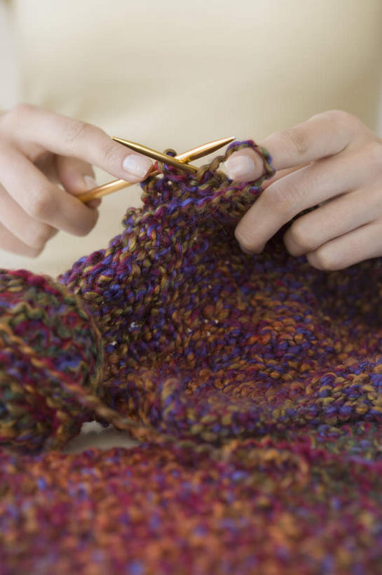 西方人,手,一个人,竖图,室内,特写,白天,正面,欧洲,欧洲人,双手,仅一个年轻女性,仅一个女性,仅一个人,握,朦胧,模糊,卷曲,编织,缠绕,织物,拿,拿着,线团,针,纺织,毛线,手部,握着,毛衣针,编织针,年轻女性,女人,女性,白种人,半身,彩图