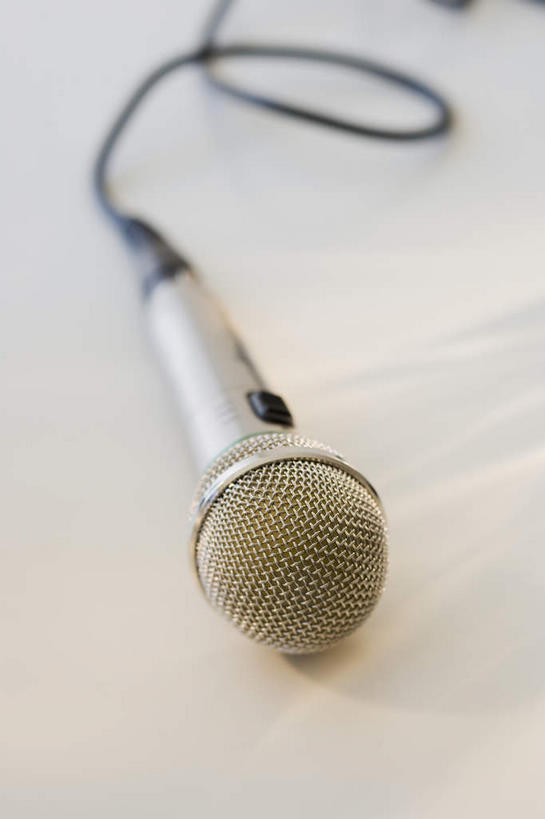 无人,竖图,俯视,室内,特写,白天,白色背景,静物,阴影,朦胧,模糊,反射,影子,一个,话筒,摄影,影棚,单个,麦克风,扩音器,传声器,微音器,彩图,高角度拍摄,影棚拍摄,拍摄