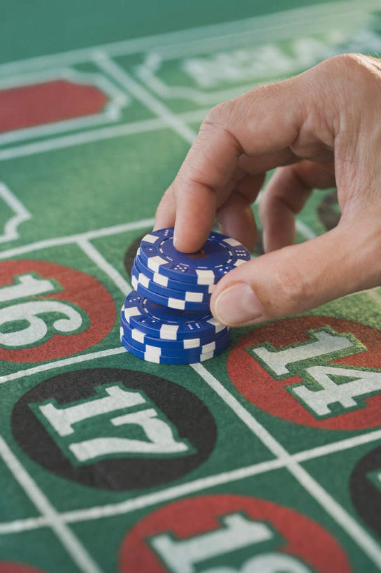 西方人,手,一个人,竖图,俯视,室内,特写,白天,游戏,赌博,贪欲,竞争,欧洲,欧洲人,仅一个男性,仅一个人,仅一个中年男性,握,标志,数字,文字,字符,拿,玩,拿着,娱乐,标识,刺激,休闲,手部,握着,筹码,赌场,阿拉伯数字,活动,单手,轮盘,计数,发泄,消遣,智力,赌具,博彩,积累,累积,投机,侥幸,欲望,宣泄,筹马,轮盘赌,记数,男人,男性,中年男性,白种人,玩耍,嬉戏,半身,彩图,高角度拍摄,胜负,输赢,娱乐场