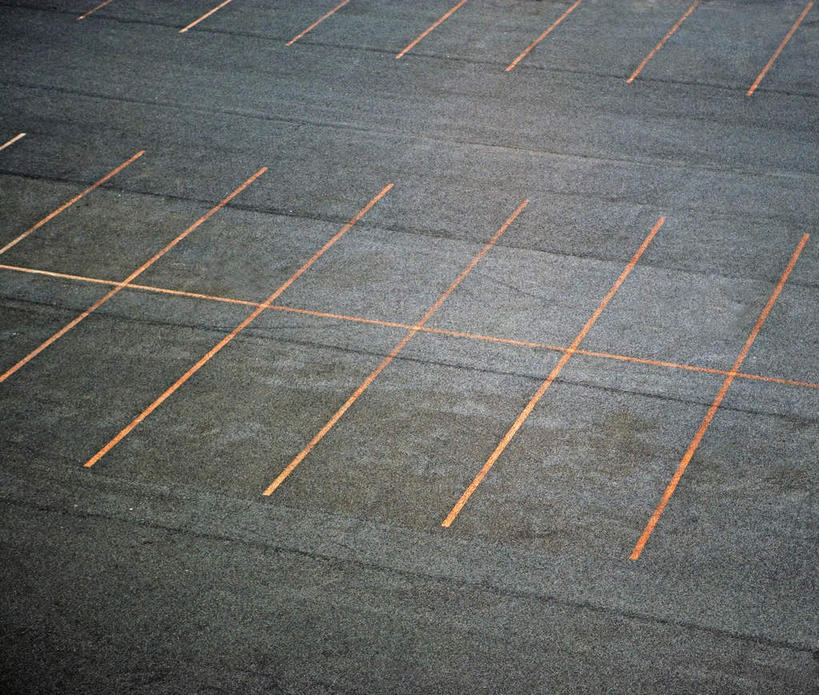 无人,停车场,横图,俯视,室外,白天,一排,整齐,并列,并排,界线,排列,橙色,界限,队列,边界,平行,彩图,高角度拍摄,泊车场