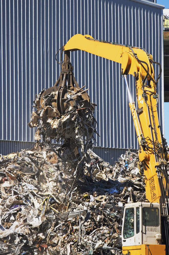 无人,竖图,室外,白天,仰视,汽车,一辆,废弃,阴影,堆积,光线,影子,垃圾,车,黄色,阳光,交通工具,机械,工程车,肮脏,垃圾场,挖掘机,载具,丢弃,挖土机,邋遢,收集,交通运输,农用机械,龌龊,污秽,彩图,低角度拍摄