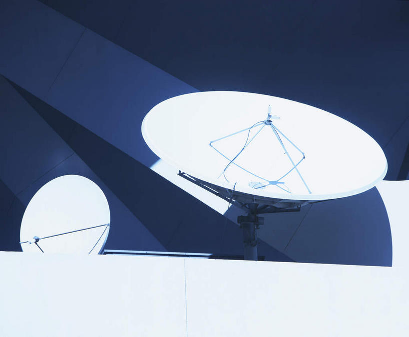 无人,横图,室外,白天,正面,天线,卫星,阴影,电力,光线,电线,线,影子,电能,线路,阳光,电,电源,电源线,信号,无线电,能量,卫星天线,卫星通信,卫星信号,彩图