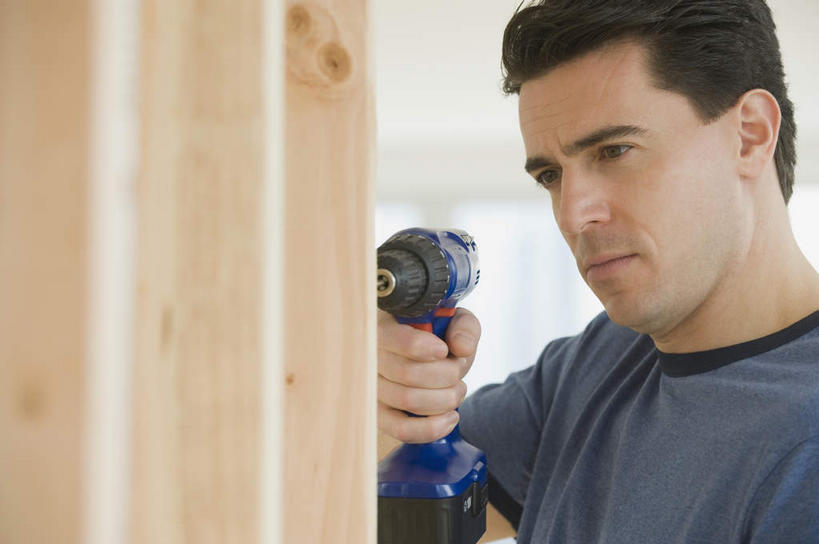 西方人,脸,头,脸颊,头发,一个人,建筑工人,站,横图,室内,特写,白天,正面,金属制品,欧洲,欧洲人,仅一个男性,仅一个人,仅一个中年男性,握,阴影,服装,反射,金属,工具,木材,影子,墙,注视,休闲装,肩膀,墙壁,墙面,木柴,工人,衣服,黑色,观察,看,站着,休闲,休闲服,握着,服饰,木料,观看,察看,关注,手摇钻,钻孔,手钻,男人,男性,中年男性,白种人,头部,直发,脸部,脸蛋,面部,建筑工,站立,半身,彩图,短发