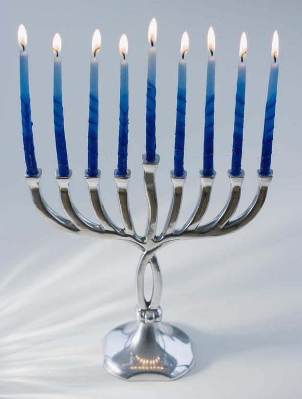 无人,竖图,俯视,室内,特写,白天,白色背景,静物,蜡烛,一排,许多,阴影,整齐,光线,火焰,影子,烛光,烛台,燃烧,排列,点燃,摄影,影棚,队列,犹太教灯台,犹太教九灯烛台,再献圣殿节灯台,彩图,高角度拍摄,影棚拍摄,拍摄