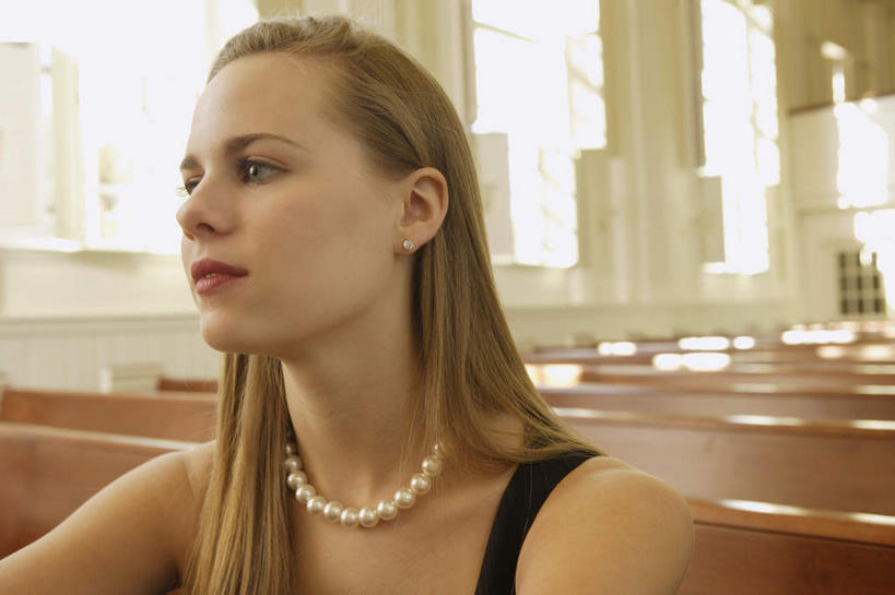 西方人,脸,头,脸颊,头发,一个人,教堂,坐,笑,微笑,横图,室内,特写,白天,正面,窗户,项链,椅子,欧洲,欧洲人,仅一个年轻女性,仅一个女性,仅一个人,一排,一条,许多,阴影,节日,朦胧,模糊,整齐,反射,影子,注视,文化,肩膀,玻璃窗,装饰品,排列,饰品,首饰,观察,看,祈祷,健康,金色,许愿,宗教,信仰,观看,纪念,伴娘,祈求,察看,队列,关注,信念,平安,年轻女性,女人,女性,白种人,头部,长发,直发,脸部,脸蛋,面部,坐着,半身,彩图,大教堂,礼拜堂