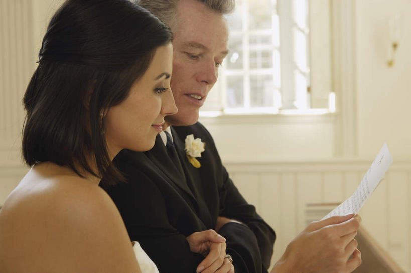 西方人,两个人,家庭,父亲,女儿,新娘,坐,笑,微笑,露齿笑,横图,室内,白天,侧面,婚纱,衬衫,西装,婚礼,快乐,窗户,欧洲,欧洲人,握,阴影,套装,正装,朦胧,模糊,庆祝,盛开,反射,材料,档案,文件,影子,墙,领带,结婚,花蕾,注视,职业装,玻璃窗,墙壁,墙面,花,花瓣,花朵,鲜花,白色,资料,花苞,花蕊,观察,看,温暖,温馨,喜庆,父女,一家人,父爱,握着,观看,纪念,和睦,察看,关注,文档,老年男性,男人,男性,年轻女性,女人,女性,白种人,坐着,半身,彩图,衬衣,婚礼服,礼服,高兴,融洽