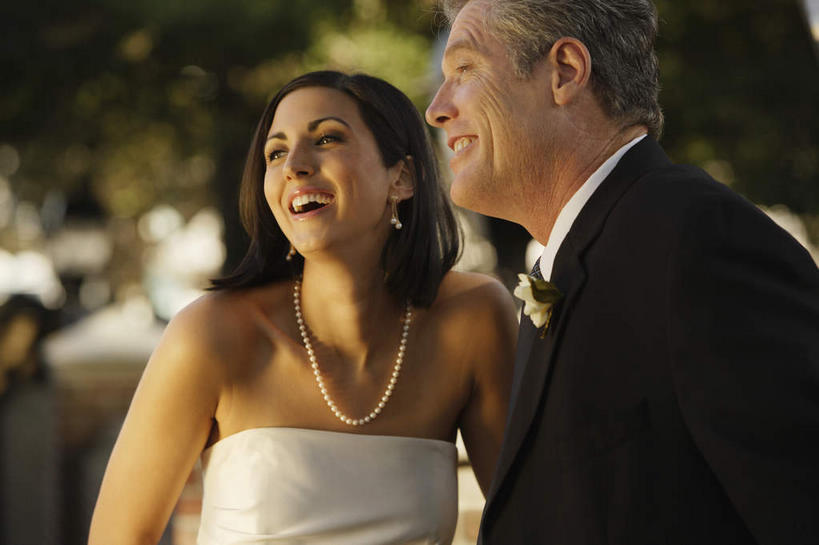 西方人,两个人,家庭,父亲,女儿,新娘,站,笑,微笑,露齿笑,横图,室外,白天,正面,婚纱,衬衫,西装,婚礼,快乐,植物,项链,欧洲,欧洲人,阴影,套装,正装,朦胧,模糊,庆祝,光线,影子,领带,结婚,注视,职业装,装饰品,树,树木,绿色,阳光,自然,耳环,饰品,首饰,观察,看,站着,温暖,温馨,喜庆,父女,一家人,父爱,生长,成长,观看,纪念,和睦,察看,关注,耳饰,老年男性,男人,男性,年轻女性,女人,女性,白种人,站立,半身,彩图,衬衣,婚礼服,礼服,高兴,融洽