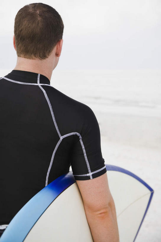 西方人,一个人,站,竖图,室外,白天,海浪,海洋,欧洲,欧洲人,仅一个男性,仅一个人,仅一个中年男性,握,服装,冲浪板,浪花,云,云朵,拿,云彩,拿着,运动器械,背面,衣服,蓝色,白云,蓝天,天空,海水,天,站着,健身器械,握着,潜水服,服饰,晴朗,衣着,穿着,健身器材,海景,衣饰,冲浪装备,男人,男性,中年男性,白种人,大海,风浪,海,海水的波动,近岸浪,涌浪,晴空,站立,半身,彩图,湿式潜水服,运动器材