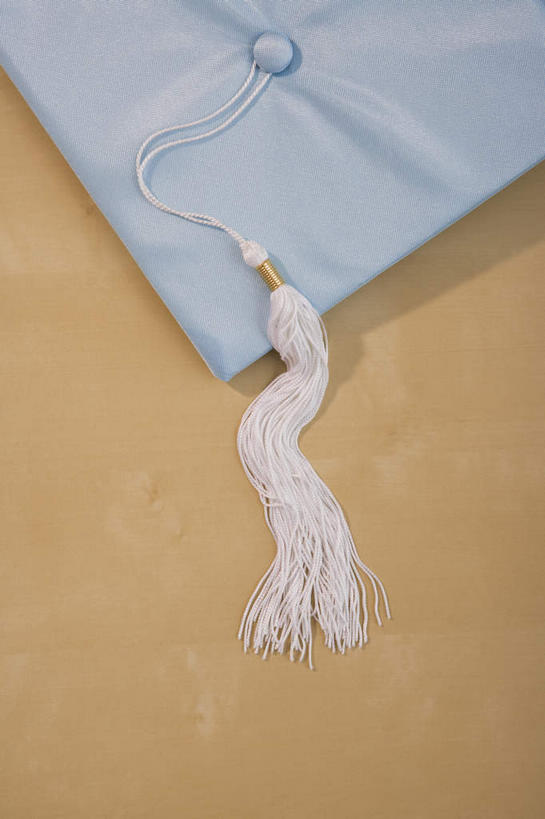 无人,竖图,俯视,室内,特写,白天,桌面,桌子,静物,帽子,阴影,反射,木制,影子,一个,蓝色,木制品,摄影,影棚,单个,博士帽,学位帽,彩图,高角度拍摄,影棚拍摄,拍摄