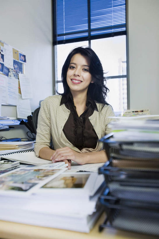 西方人,一个人,商务人士,商务女性,坐,笑,微笑,露齿笑,竖图,室内,白天,正面,窗户,桌子,欧洲,欧洲人,仅一个年轻女性,仅一个女性,仅一个人,套装,材料,档案,文件,办公桌,墙,注视,玻璃窗,墙壁,墙面,白色,资料,观察,看,观看,察看,关注,文档,商务装,文件架,工薪阶层,资料架,文件框,文件盘,文件托盘,文件座,资料档,资料座,年轻女性,女人,女性,白种人,白领,上班族,坐着,半身,彩图