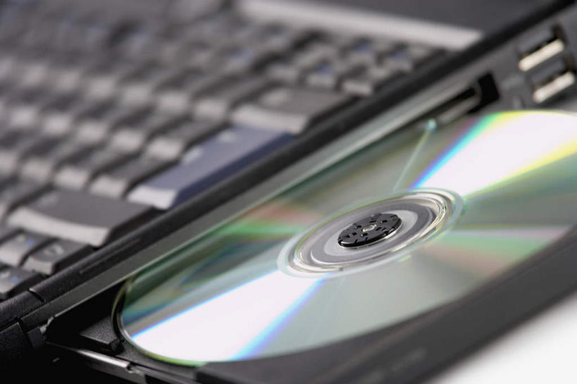 无人,竖图,俯视,室内,特写,白天,白色背景,电脑,笔记本电脑,数据,静物,阴影,朦胧,模糊,反射,网络,信息,光盘,影子,光碟,存储介质,通讯设备,摄影,影棚,碟片,一台,光驱,存储,无线,通信设备,无线网络,无线上网,便携式电脑,手提电脑,彩图,高角度拍摄,影棚拍摄,拍摄