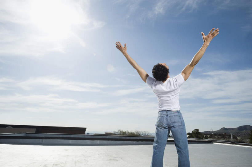 西方人,一个人,家,站,举,竖图,室外,白天,湖,湖泊,水,太阳,欧洲,美国,欧洲人,仅一个男性,仅一个人,仅一个中年男性,阴影,服装,裤子,光线,影子,房屋,屋子,湖面,水流,水面,云,云朵,公寓,云彩,牛仔裤,休闲装,洋房,楼房,住宅,背面,衣服,蓝色,白云,蓝天,天空,阳光,湖水,天,托,站着,休闲,休闲服,服饰,晴朗,北美,北美洲,犹他州,美洲,北亚美利加洲,亚美利加洲,犹他,蜂窝之州,蜂房州,盐湖,大盐湖,男人,男性,中年男性,白种人,晴空,举起,举手,举着,抬头,向上举,向上伸,向上托,仰头,站立,半身,彩图,房子