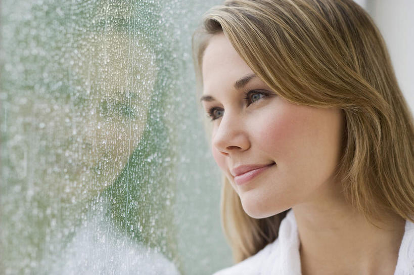 西方人,脸,头,脸颊,一个人,站,笑,微笑,竖图,室内,特写,白天,正面,窗户,欧洲,欧洲人,仅一个年轻女性,仅一个女性,仅一个人,服装,朦胧,模糊,注视,休闲装,肩膀,玻璃窗,衣服,观察,看,站着,休闲,休闲服,磨砂,服饰,观看,察看,关注,年轻女性,女人,女性,白种人,头部,脸部,脸蛋,面部,站立,半身,彩图