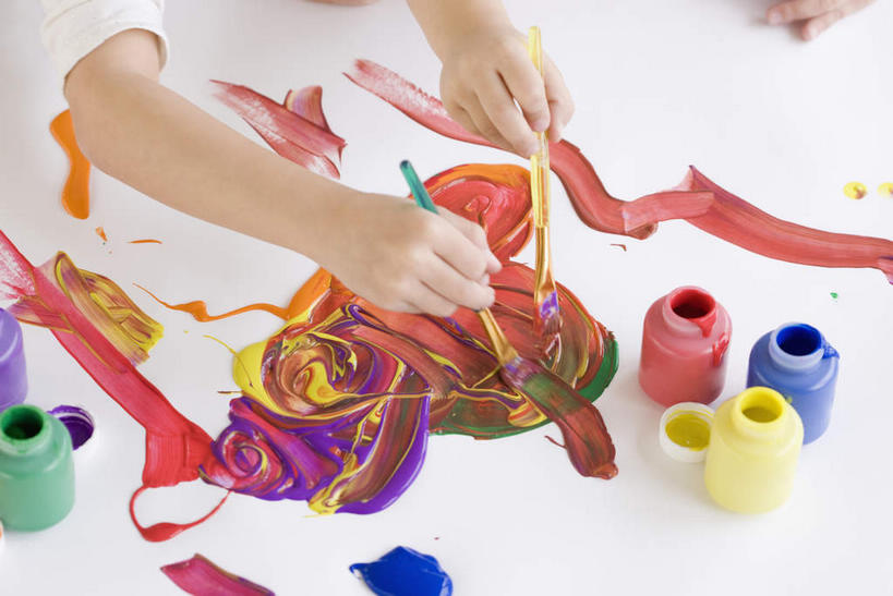 西方人,儿童,手,两个人,家庭,竖图,俯视,彩色,室内,特写,白天,绘画,纯洁,欧洲,欧洲人,握,阴影,服装,艺术,反射,笔,影子,办公用品,拿,拿着,休闲装,文具,小孩,衣服,画笔,瓶子,塑料制品,学习用品,休闲,温暖,温馨,一家人,手部,休闲服,塑料瓶,可爱,童年,童趣,握着,服饰,五颜六色,颜料,单手,文具用品,美术,色彩斑斓,和睦,混合,五彩缤纷,童真,烂漫,无邪,五彩斑斓,混淆,夹杂,五光十色,天真,女孩,女人,女性,白种人,画画,半身,彩图,高角度拍摄,丙烯颜料,融洽,女生